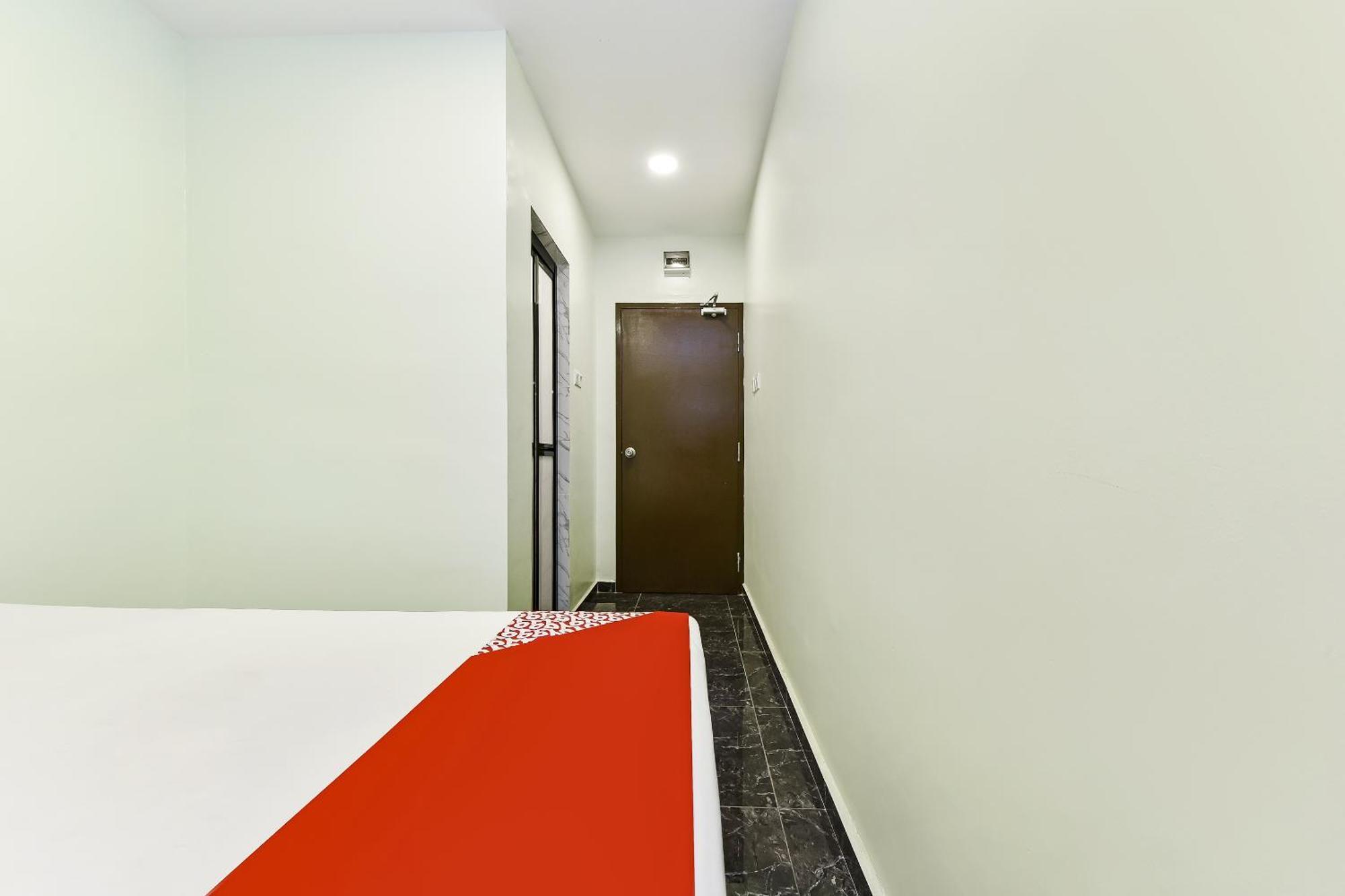 Oyo 90445 Th Hotel Bahau Extérieur photo