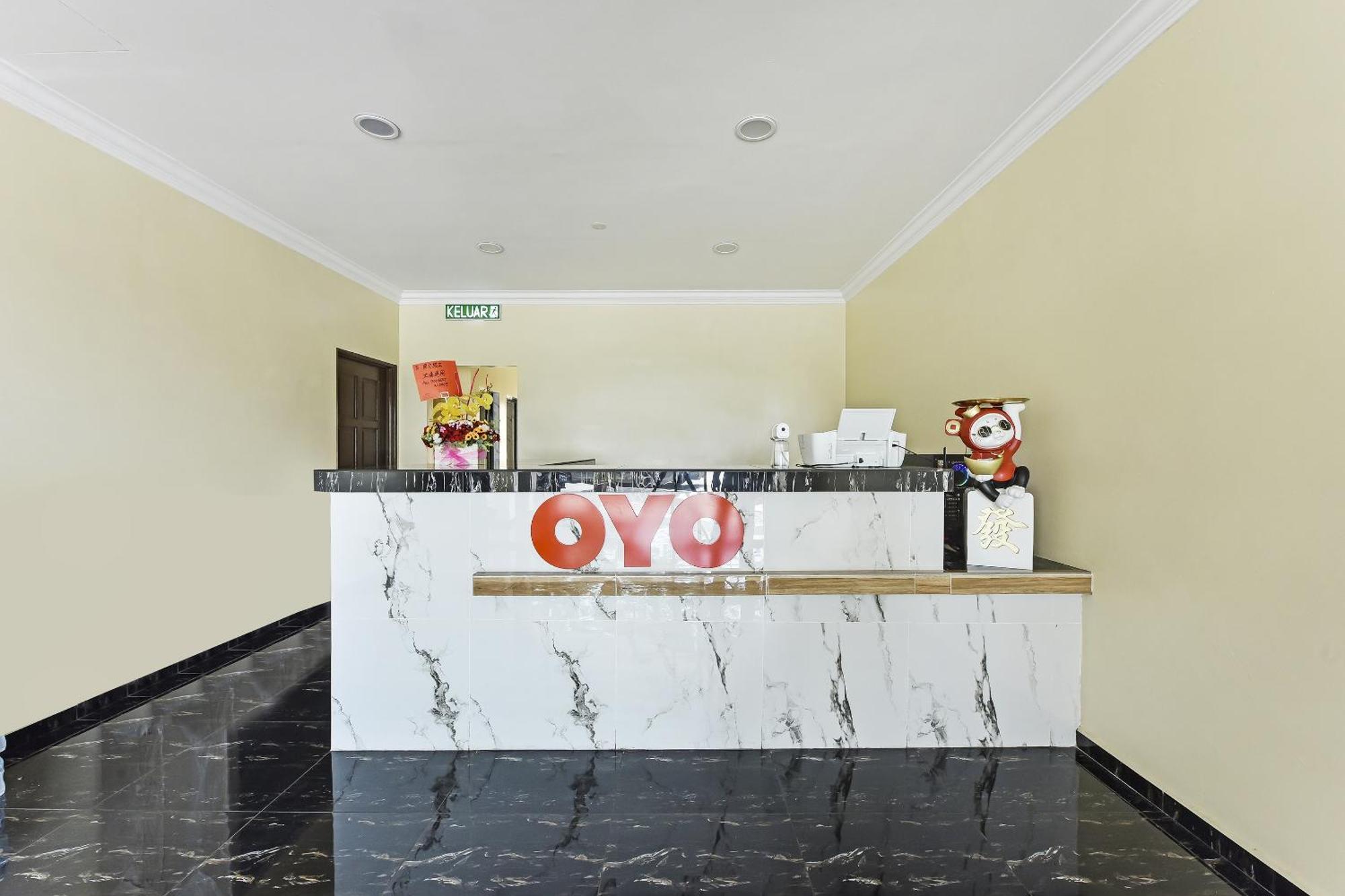 Oyo 90445 Th Hotel Bahau Extérieur photo