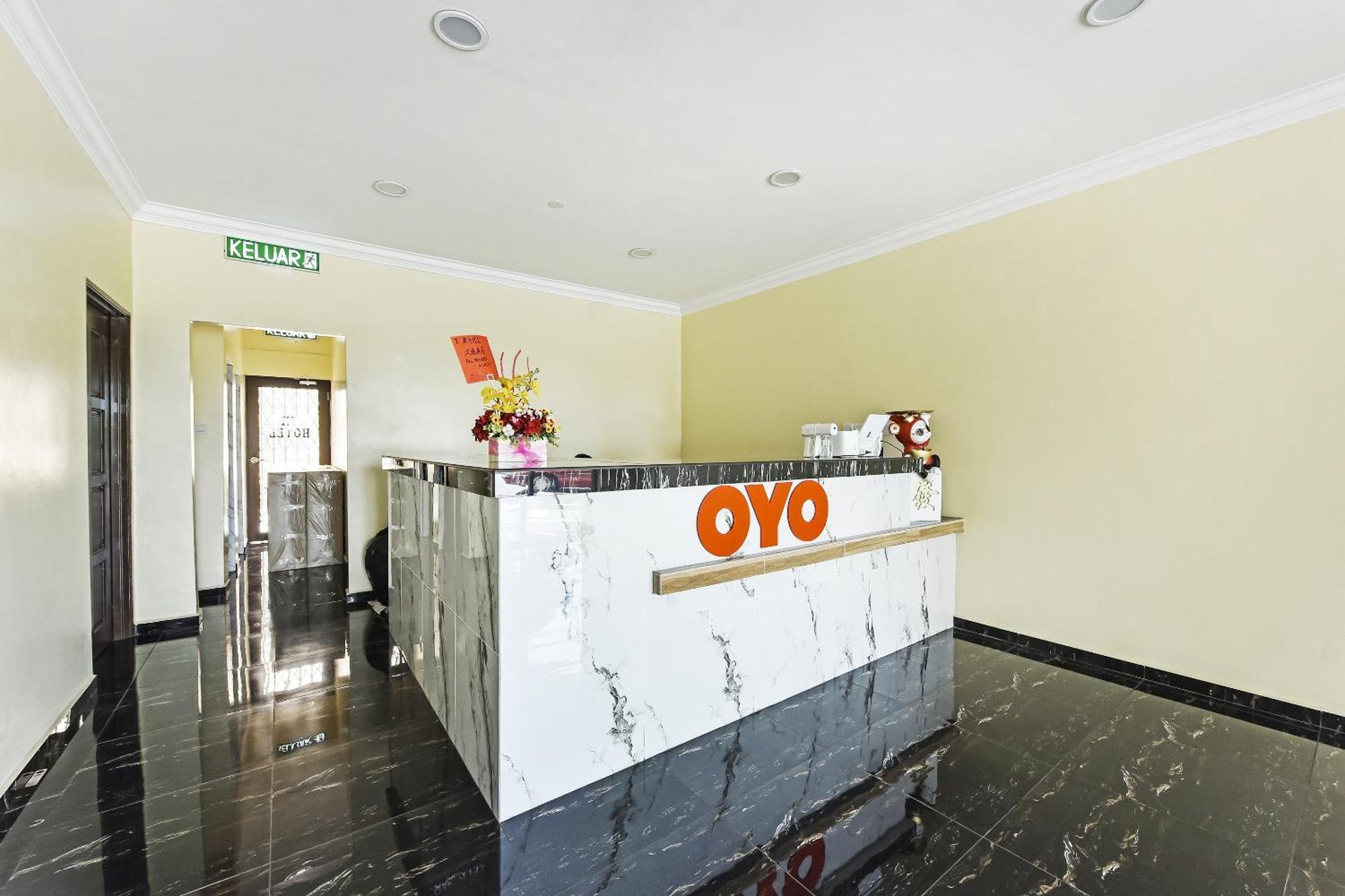 Oyo 90445 Th Hotel Bahau Extérieur photo